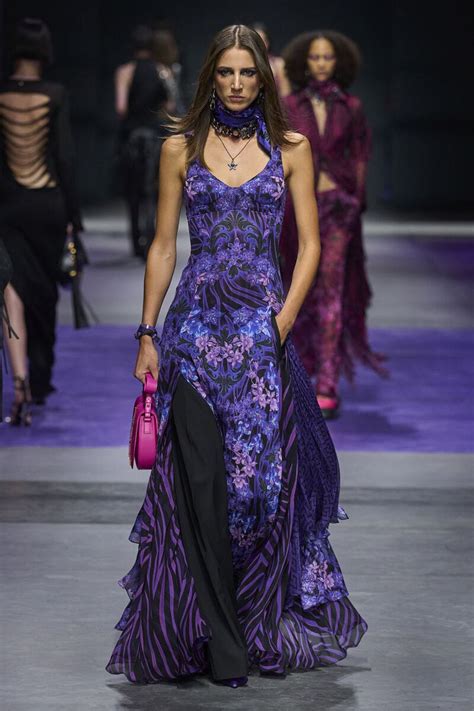 versace sfilata settembre 2023|Sfilata Versace primavera estate 2023: cat eye, .